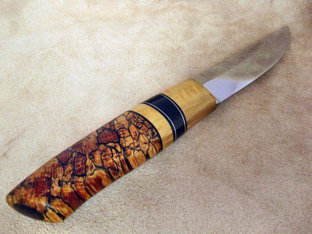 Ручка ножа изготовлена из медной проволоки и эпоксидной смолы