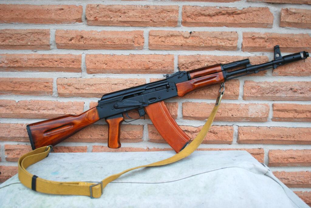 АК-74.